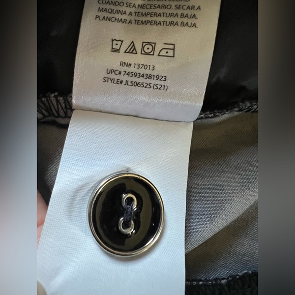 Isaac Mizrahi Distressed Leopard Print Structured Shorts in Black & Gray Size 12 - Picture 13 of 13